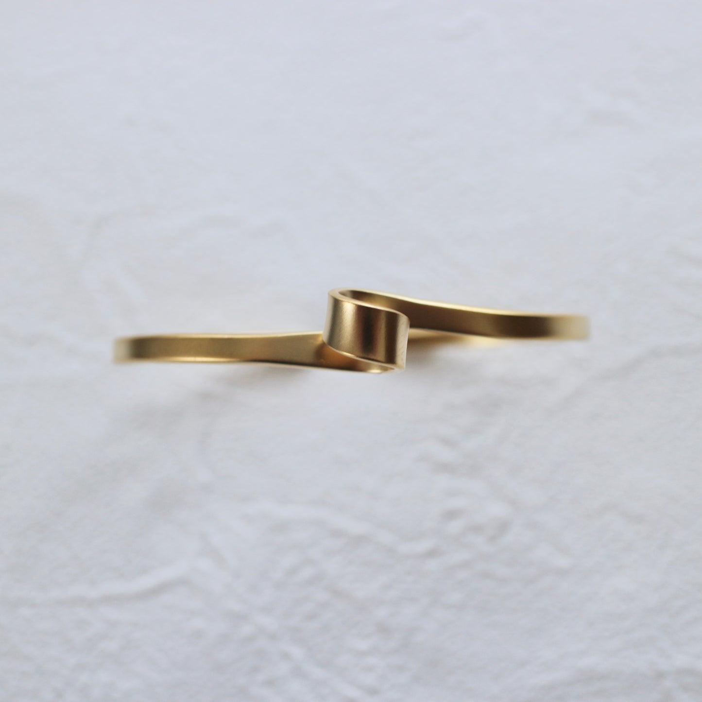 Minimal Plain Magnet Bangle