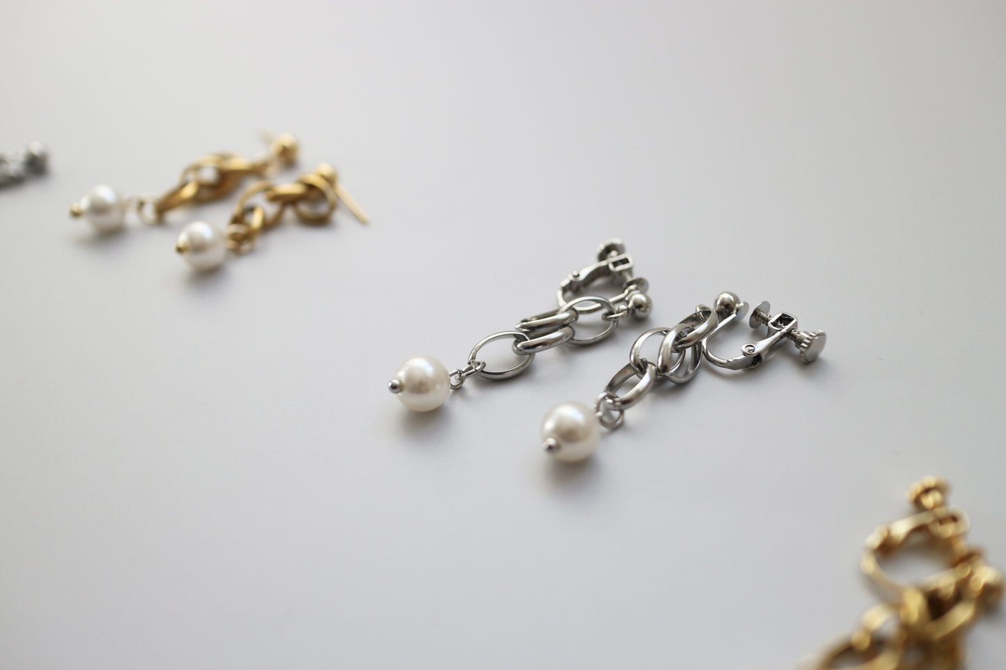 chain pearl earring