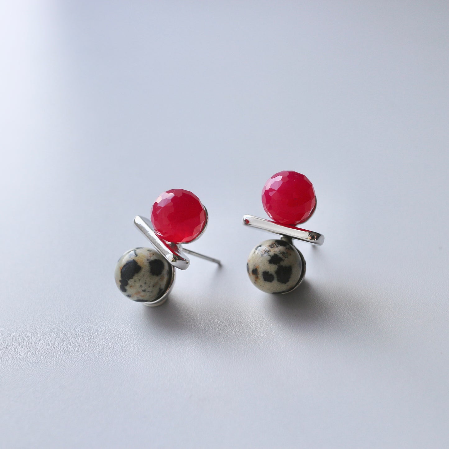 ニュアンスバランスピアス（Chalcedony × Dalmatian Jasper）