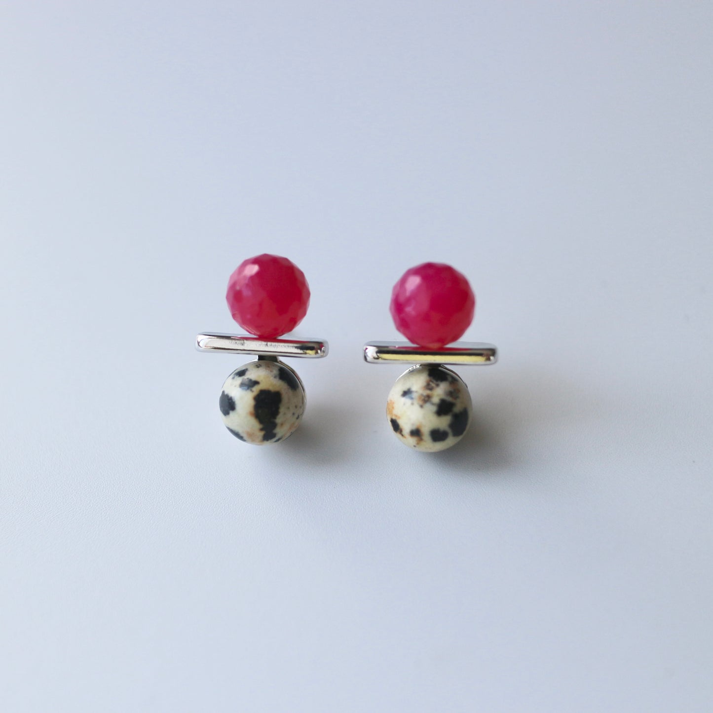 ニュアンスバランスピアス（Chalcedony × Dalmatian Jasper）