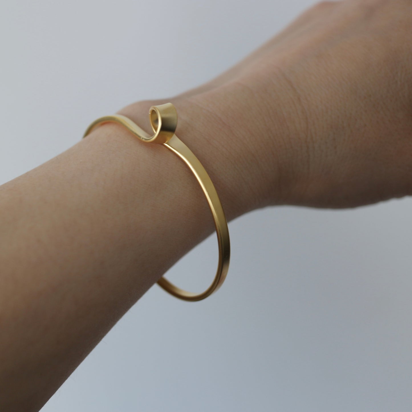 Minimal Plain Magnet Bangle