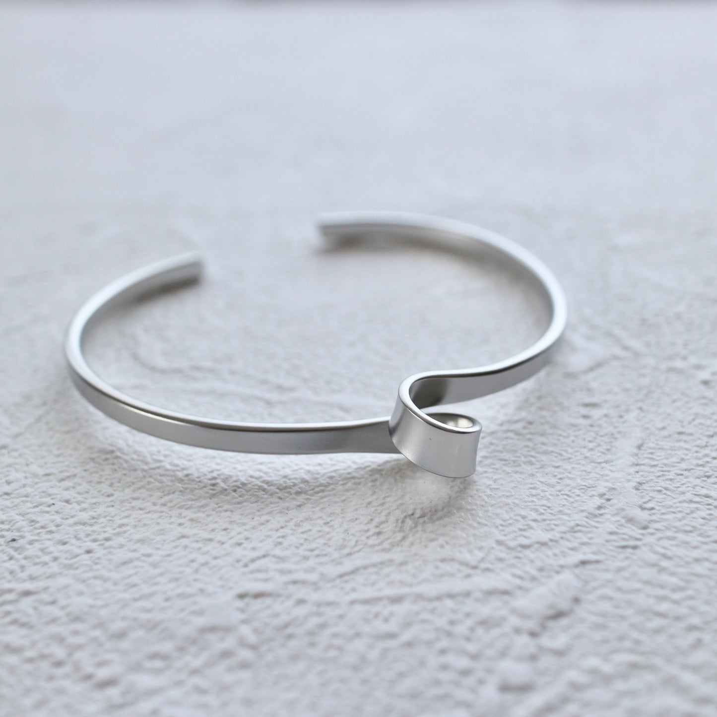 Minimal Plain Magnet Bangle