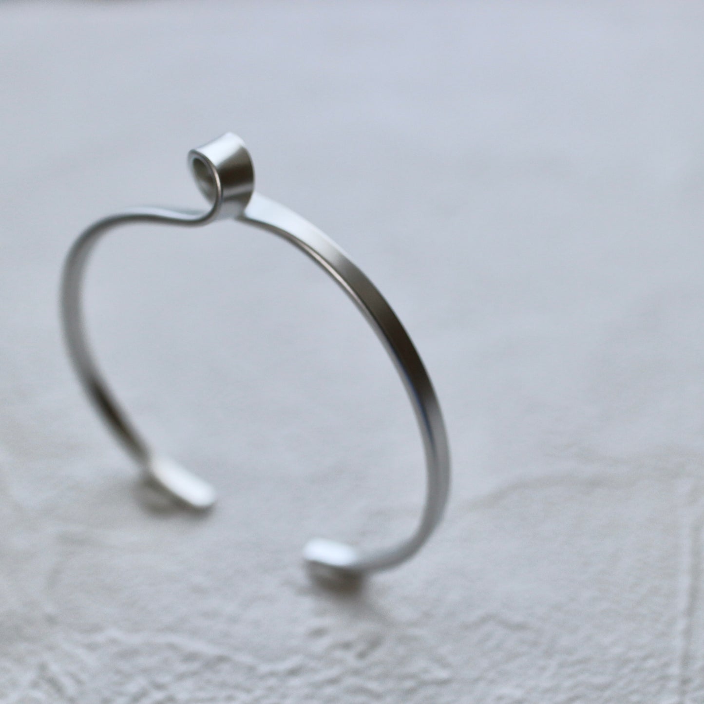 Minimal Plain Magnet Bangle