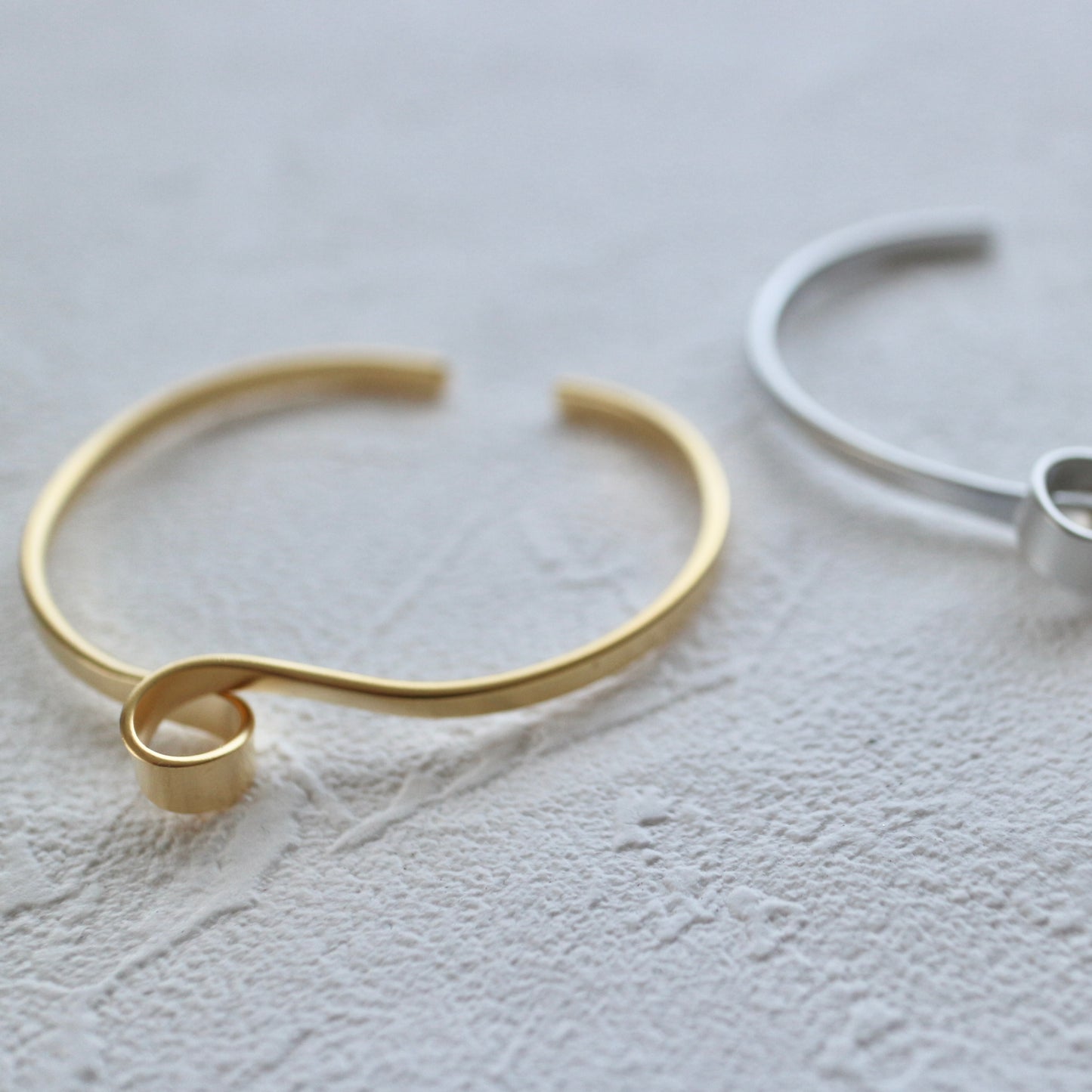 Minimal Plain Magnet Bangle