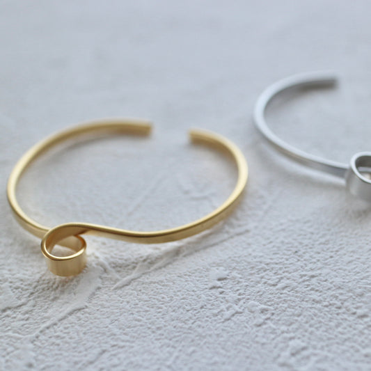 Minimal Plain Magnet Bangle