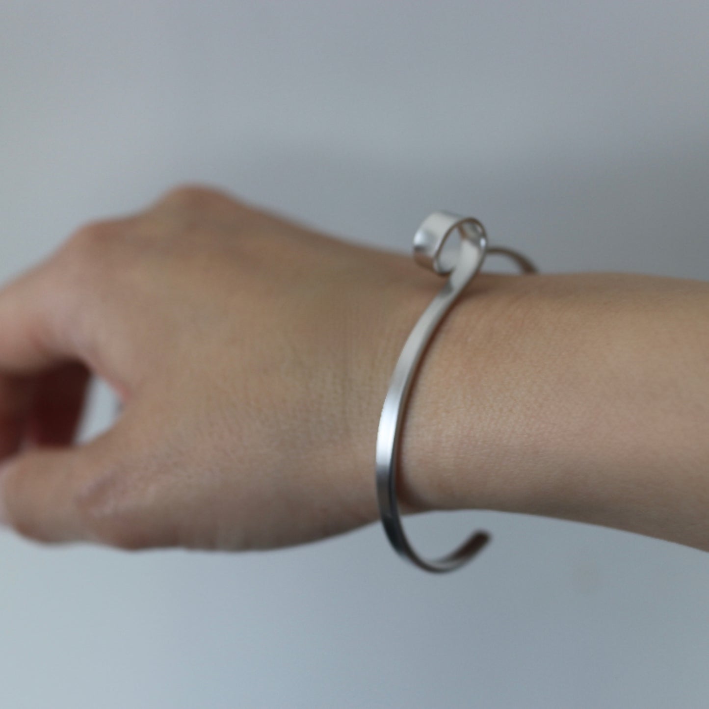 Minimal Plain Magnet Bangle