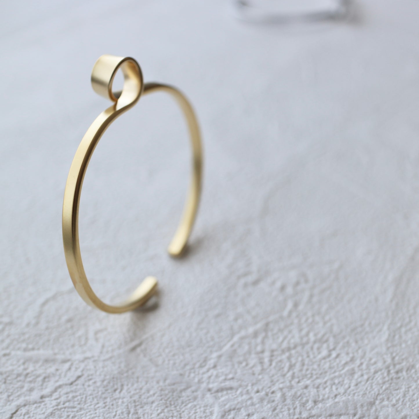 Minimal Plain Magnet Bangle