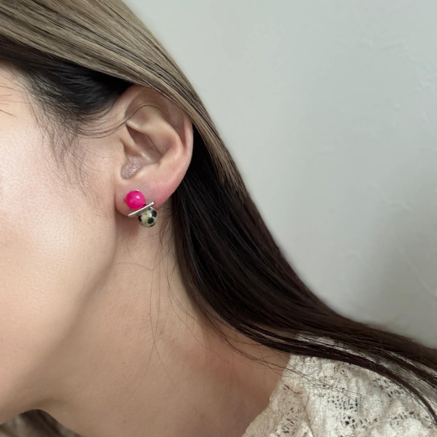 ニュアンスバランスピアス（Chalcedony × Dalmatian Jasper）