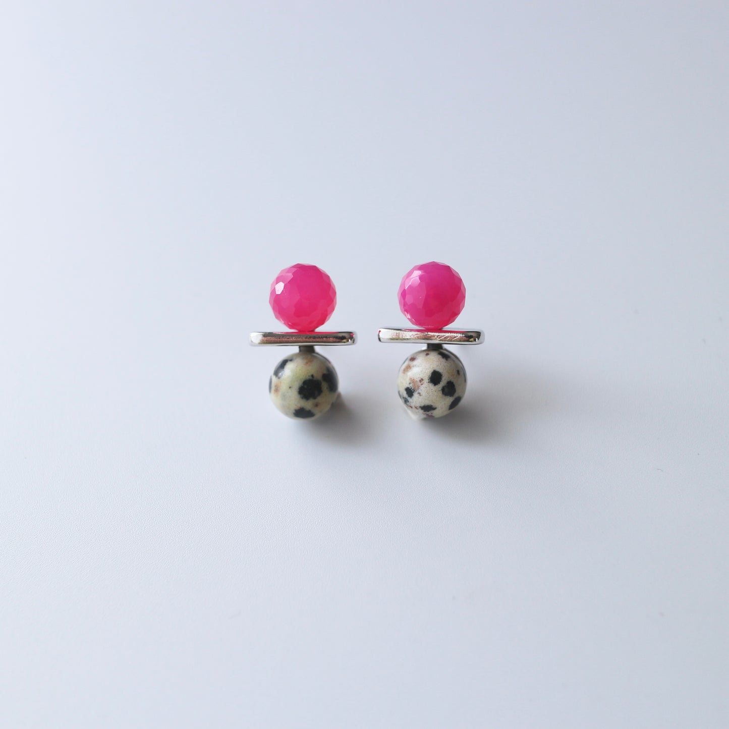 ニュアンスバランスピアス（Chalcedony × Dalmatian Jasper）