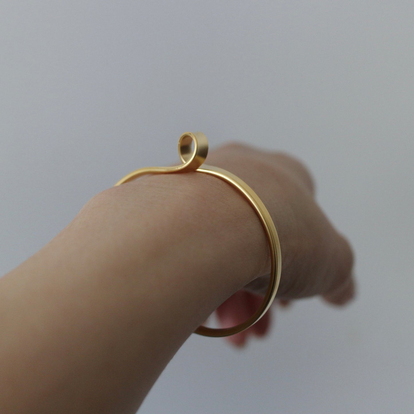 Minimal Plain Magnet Bangle