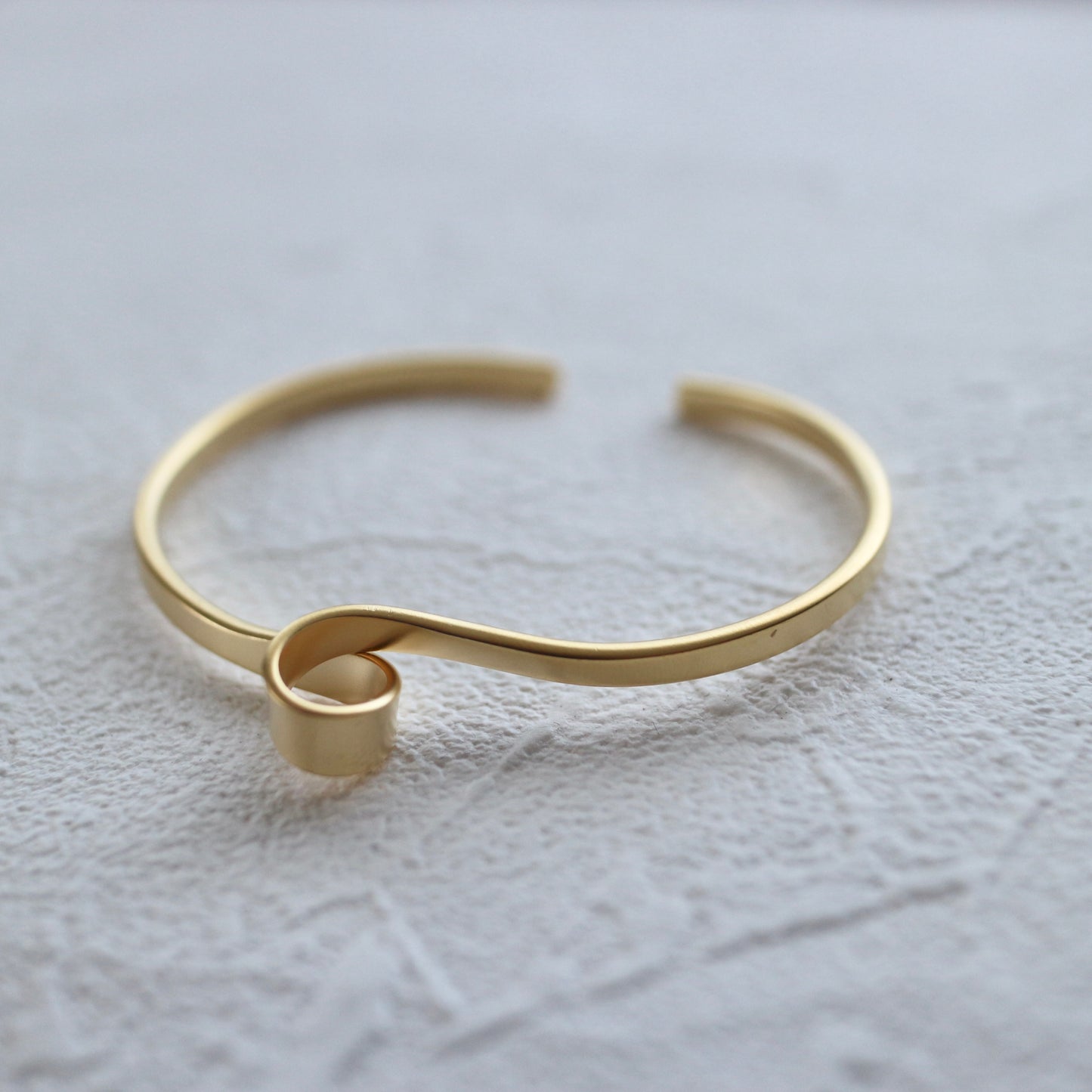 Minimal Plain Magnet Bangle