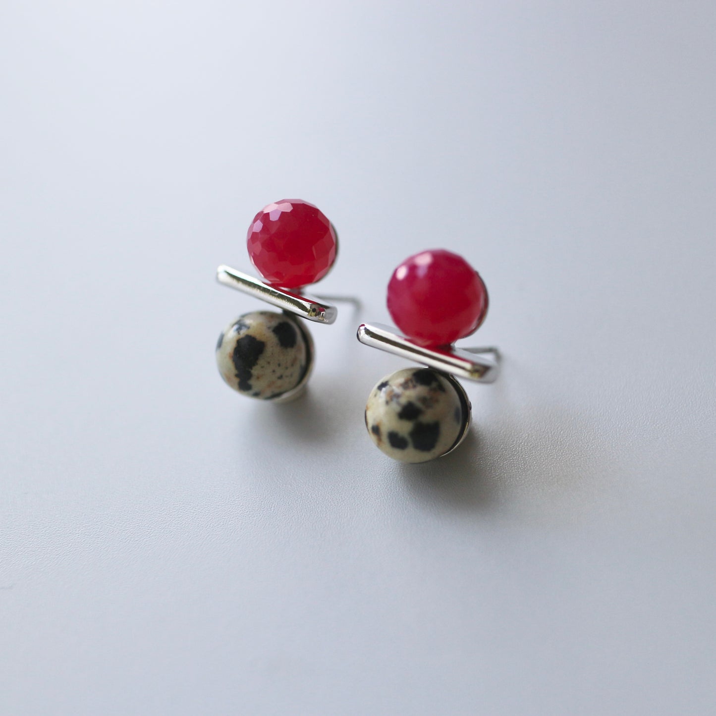 ニュアンスバランスピアス（Chalcedony × Dalmatian Jasper）