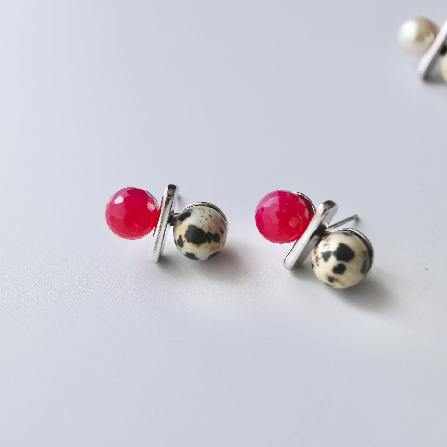 ニュアンスバランスピアス（Chalcedony × Dalmatian Jasper）