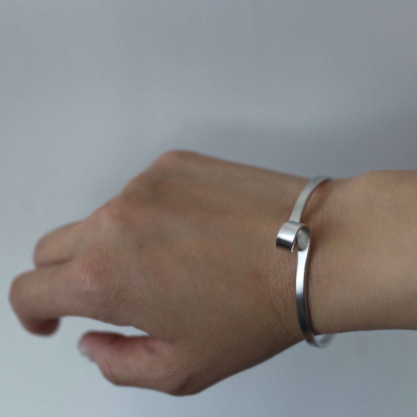Minimal Plain Magnet Bangle