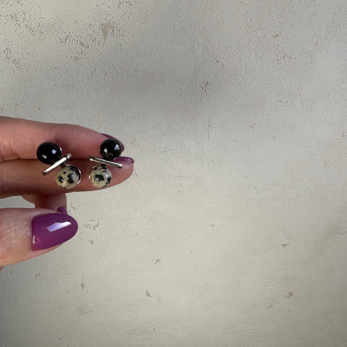 ニュアンスバランスピアス（オニキス × Dalmatian Jasper）