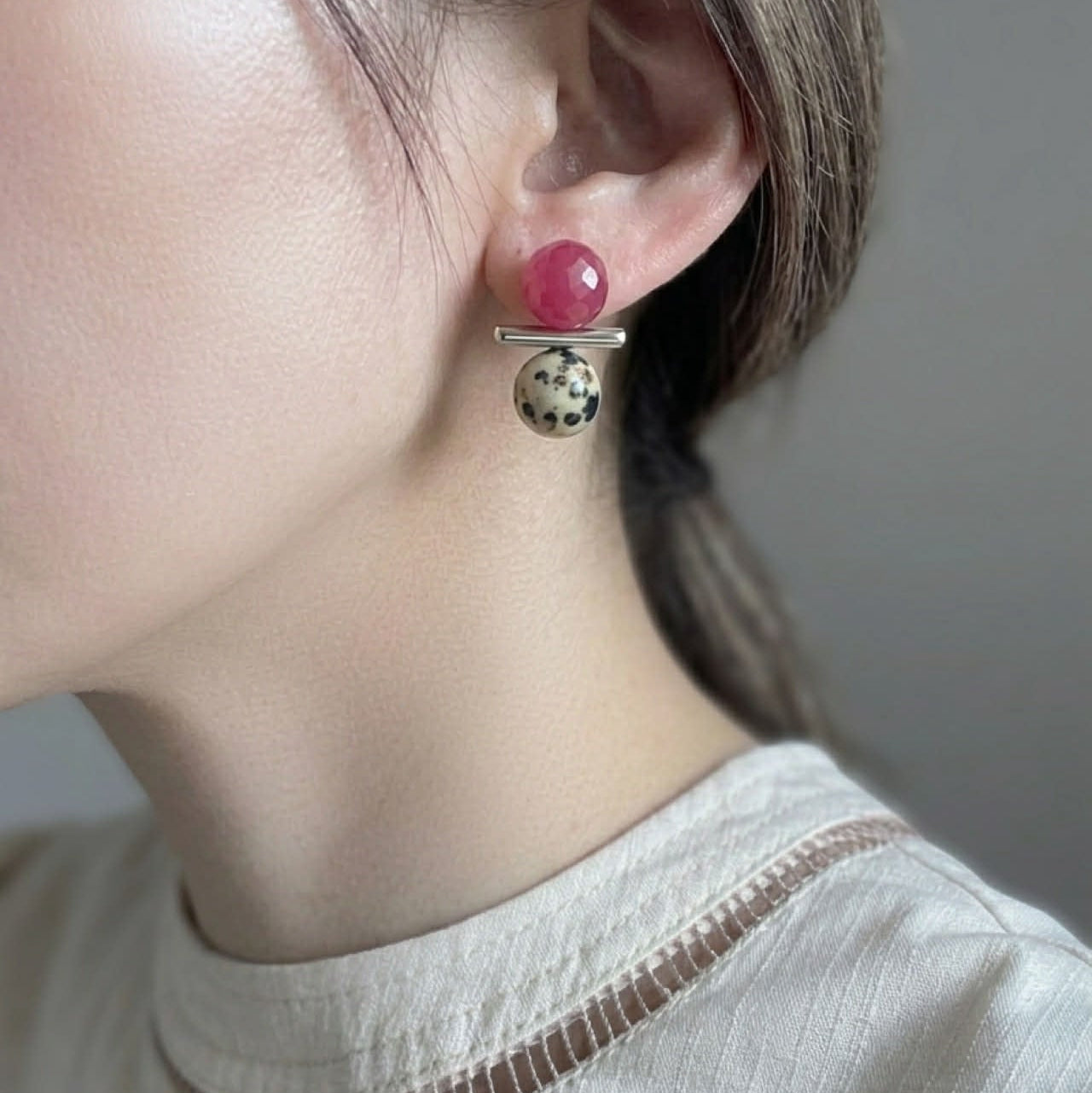 ニュアンスバランスピアス（Chalcedony × Dalmatian Jasper）